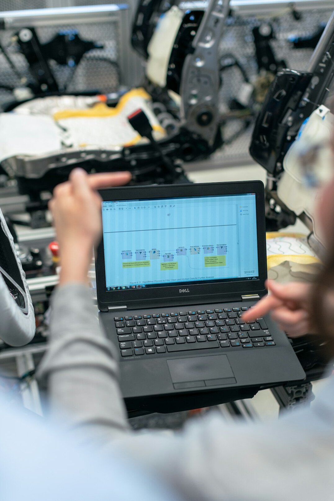 young students in it workshop