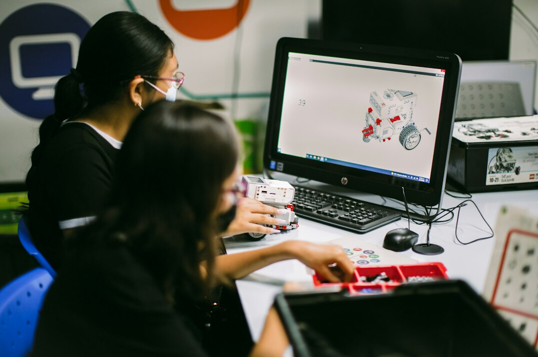 children learning to code